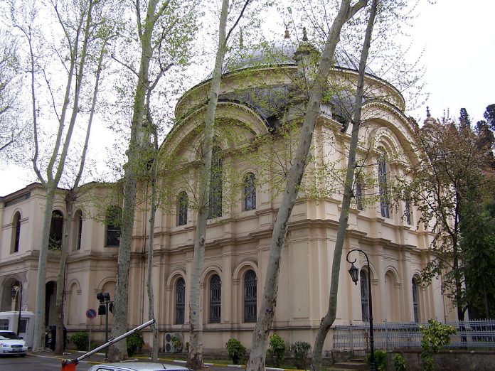 Küçük Mecidiye Camii Ya Da Teşrifiye Camii İstanbulun Beşiktaş Ilçesinde Yer Alan Osmanlı Döneminden Kalma Tarihî Bir Ibadethanedir. Osmanlı Padişahı Sultan Abdülmecid