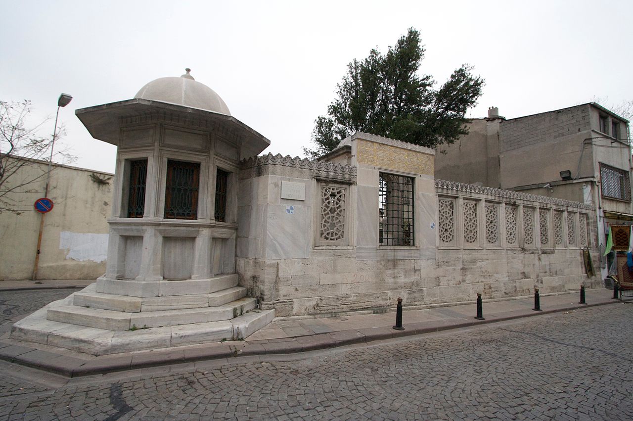 Mimar Sinan Kimdir İstanbul Osmanlı Baş Mimarı Süleymaniye Camiinin Haliç Tarafında Bulunan Mezarı. Mezarlığın Köşesinde Vakfedilmiş Sebili