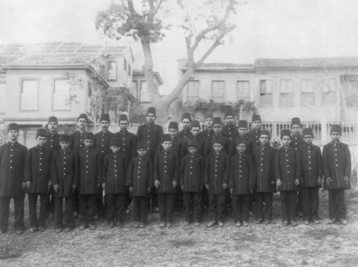 Osmanlı Devleti Okullar Eğitim Mektebi. Türk Talim Terbiye Tedrisad Eğitim Mektep Okul İlk Modern Öğrenim Sıbyan İdadi Öğrenci Genç Çocuk Sınıfı