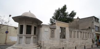 Mimar Sinan Kimdir İstanbul Osmanlı Baş Mimarı Süleymaniye Camiinin Haliç Tarafında Bulunan Mezarı. Mezarlığın Köşesinde Vakfedilmiş Sebili