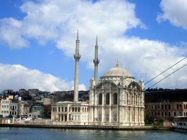 Osmanlı Camileri Özellikleri Ve Cami Mimarisi Teknikleri İstanbul Boğaziçi Beşiktaş Ilçesi.Büyük Mecidiye Camii