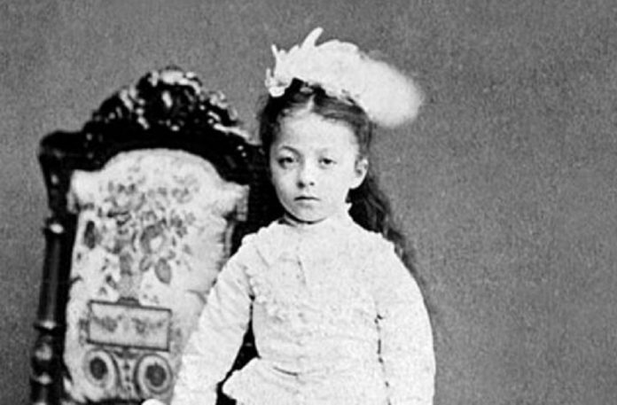 Sultan Abdülaziz Kızı Esma Sultan D. 1873 ö. 1899 1873 Yılında Dolmabahçe Sarayı’nda Dünyaya Geldi. 3 Yaşında Babası Tahttan Indirildi. Abdülhamid 2