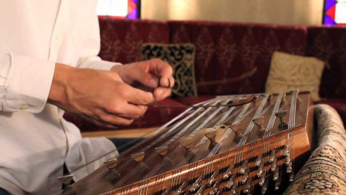SANTUR Tarihi Osmanlı Türk İran Müziği Enstrümanı Vurmalı Telli Musiki Sazları Santur Müzik Bilgileri Çeşitleri Tarihi Yapısı